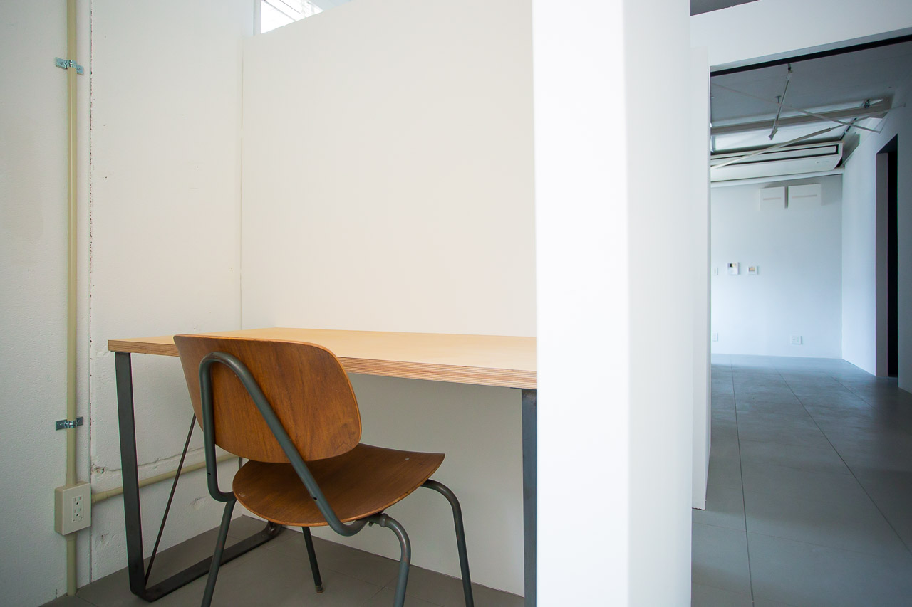 2F-約2㎡の1人用シェアオフィススペース。各個室は目の高さの壁で仕切られ、テーブルは備え付けです。